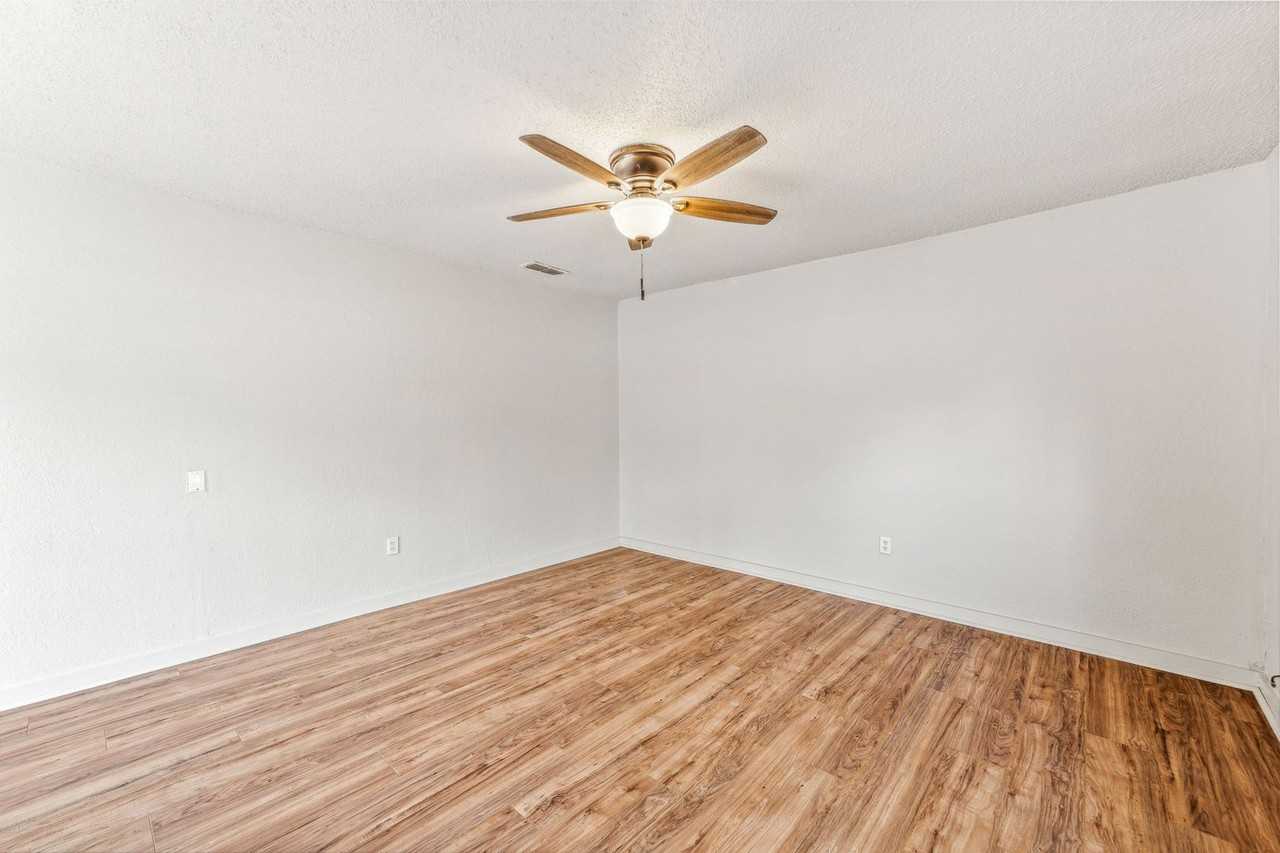 1391 N Paddock St - Photo 4 of 20