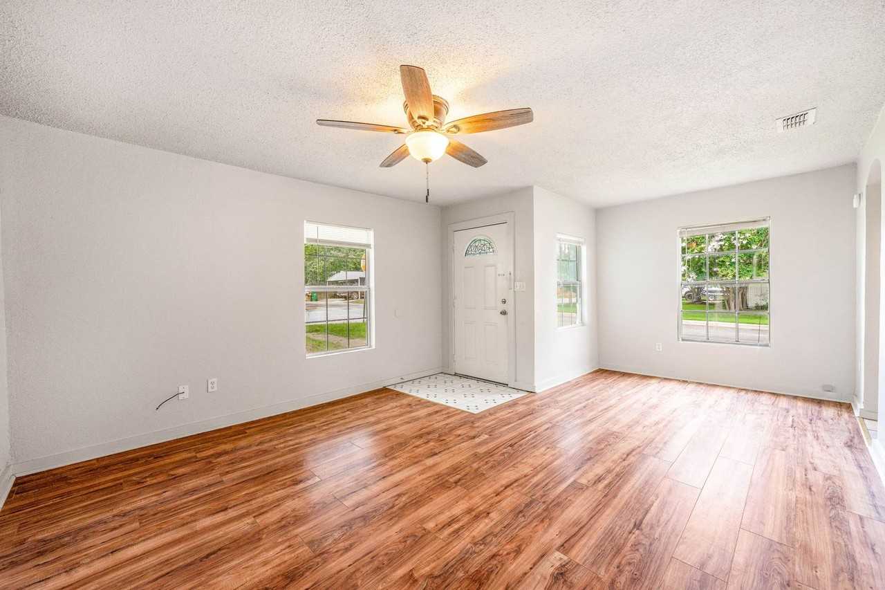 1391 N Paddock St - Photo 6 of 20