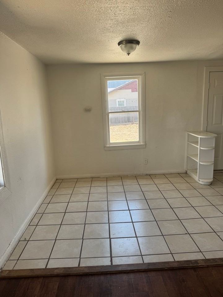 503 S Milam St - Photo 2 of 5