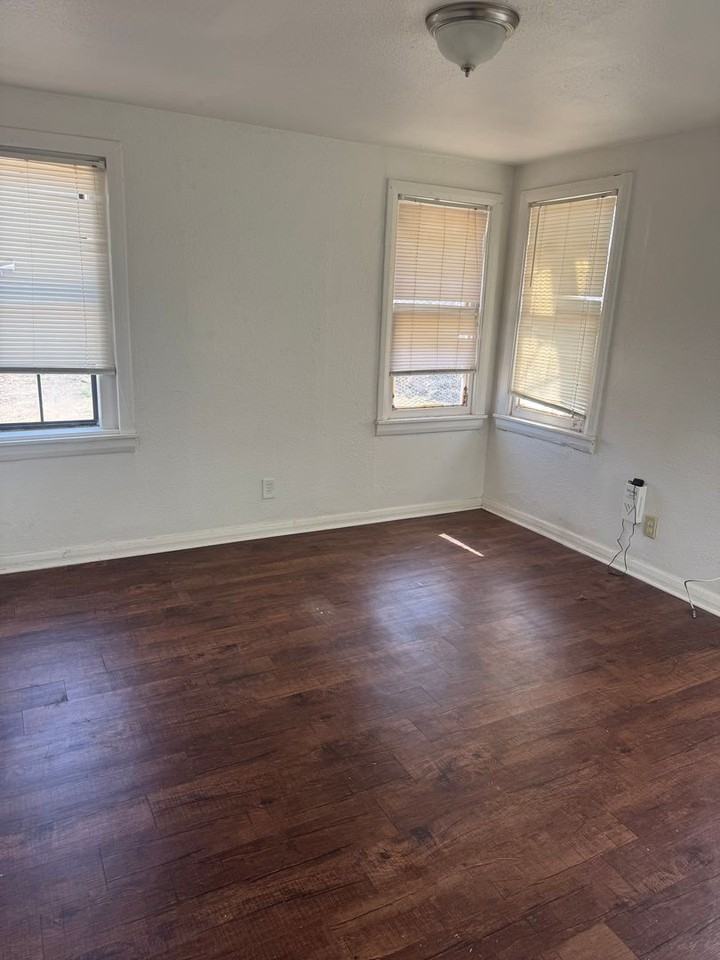 503 S Milam St - Photo 4 of 5