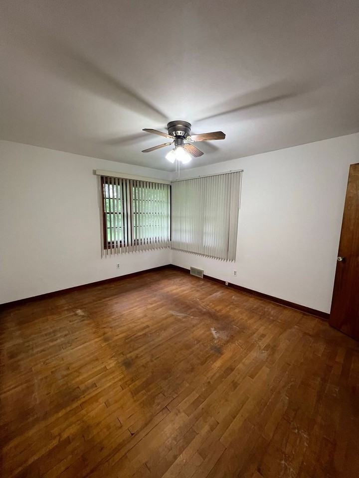 5810 Fuller St - Photo 6 of 12