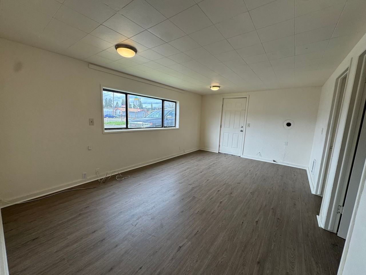 985 Ne Cedar St - Photo 3 of 9