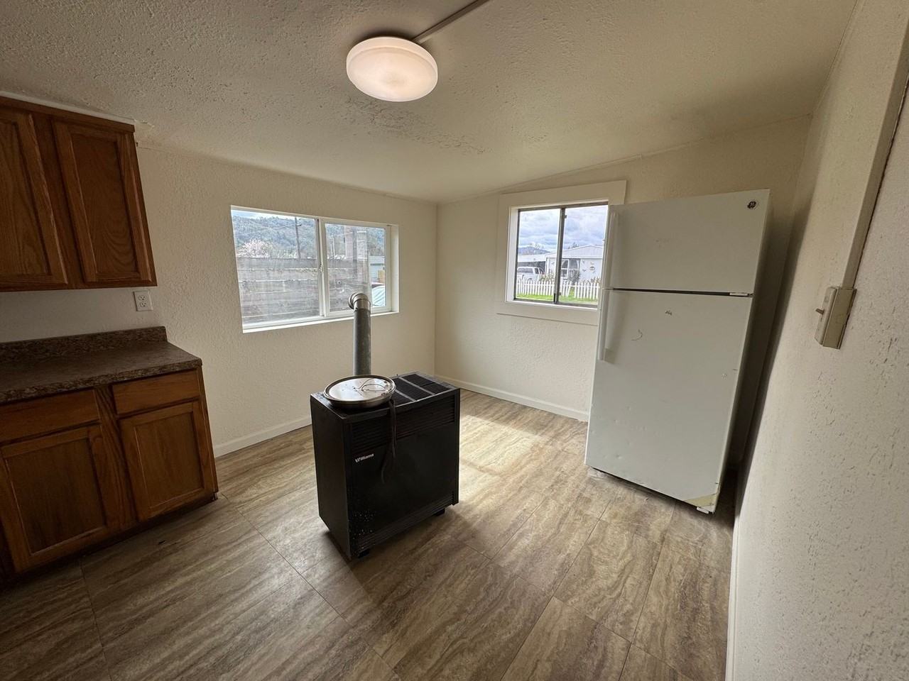 985 Ne Cedar St - Photo 4 of 9