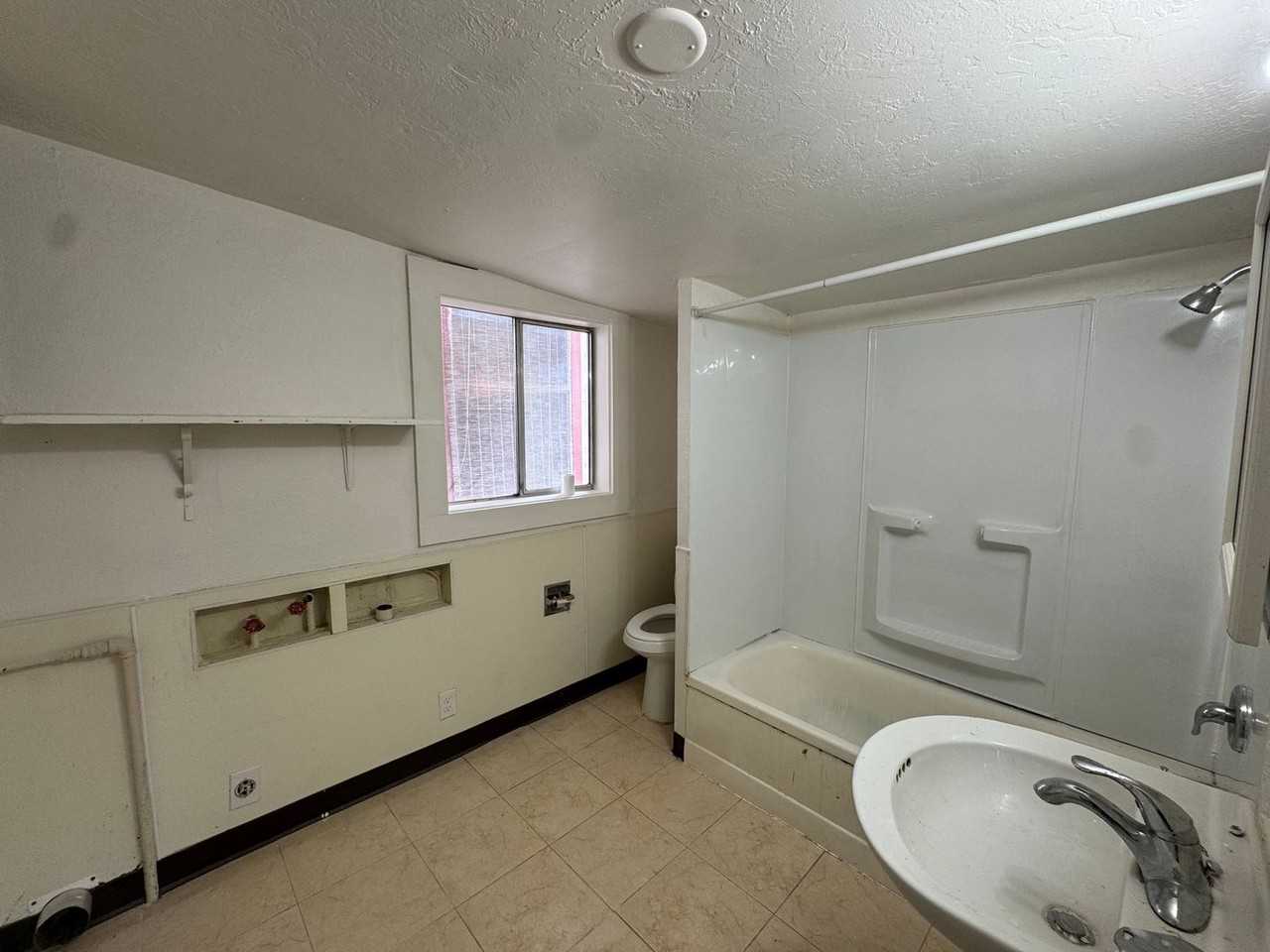 985 Ne Cedar St - Photo 6 of 9