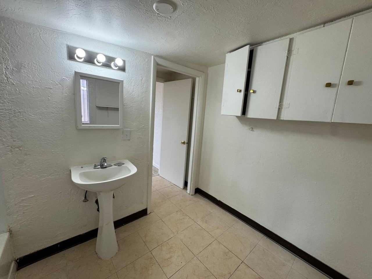 985 Ne Cedar St - Photo 7 of 9