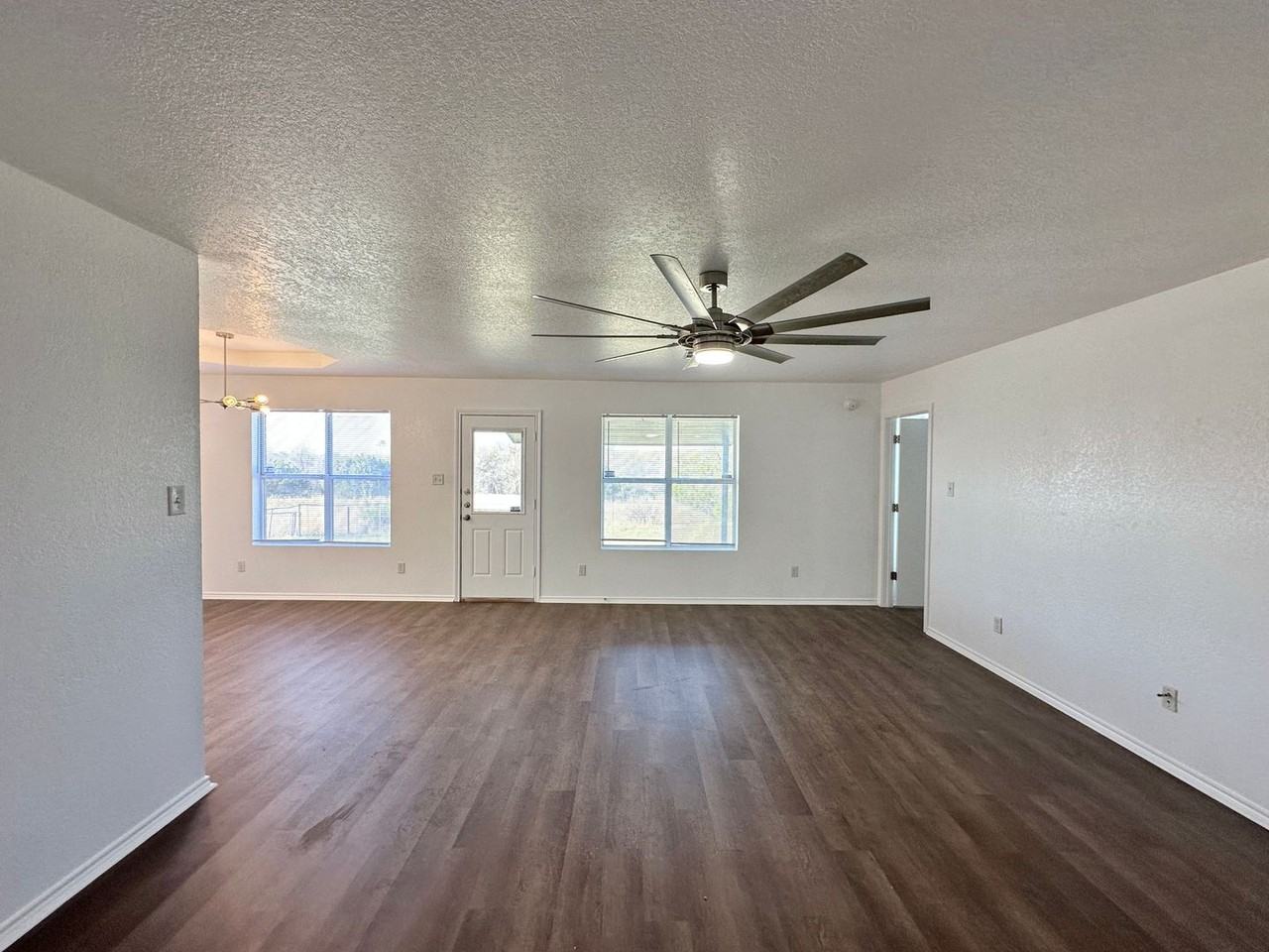 3102 Viewcrest Dr - Photo 4 of 30