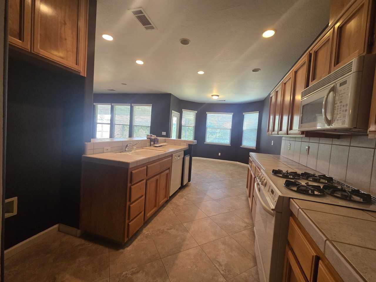 4722 W Nicholas Ct - Photo 5 of 19