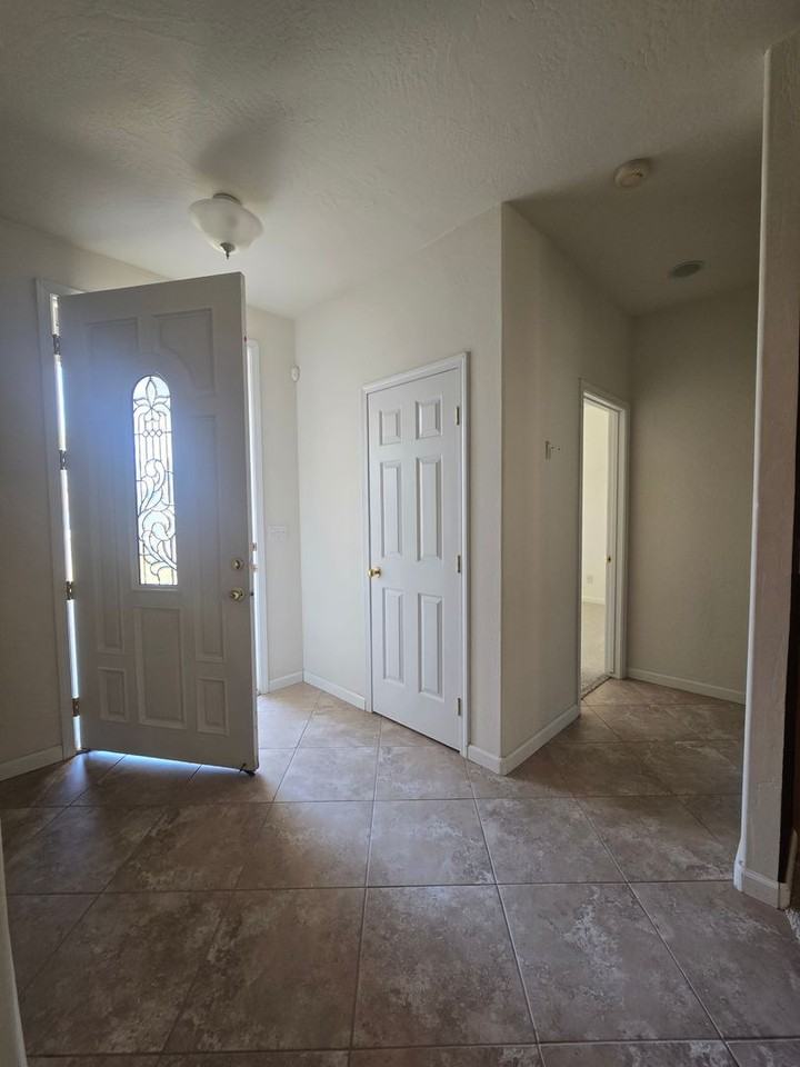 4722 W Nicholas Ct - Photo 7 of 19