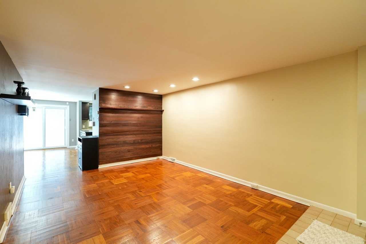 3161 S Sydenham St - Photo 4 of 36