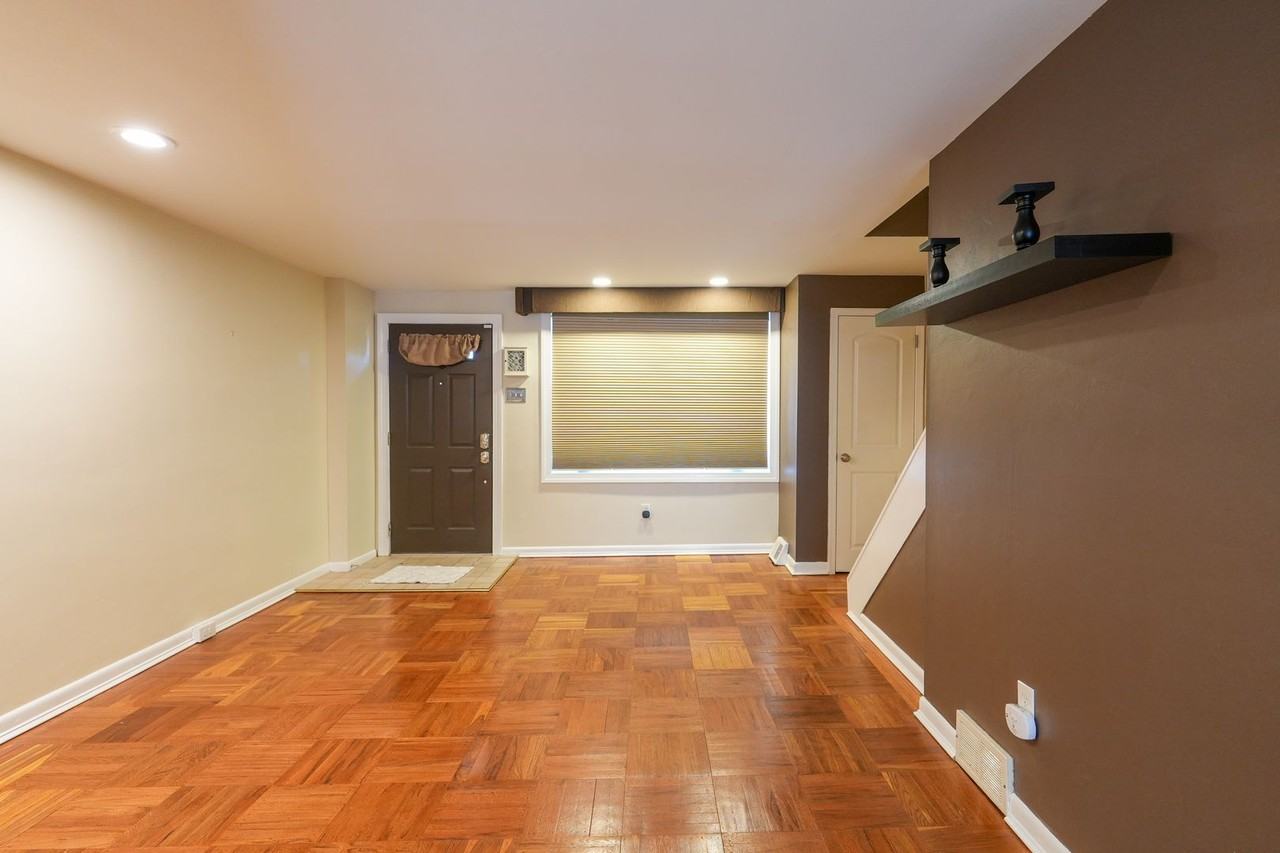 3161 S Sydenham St - Photo 5 of 36