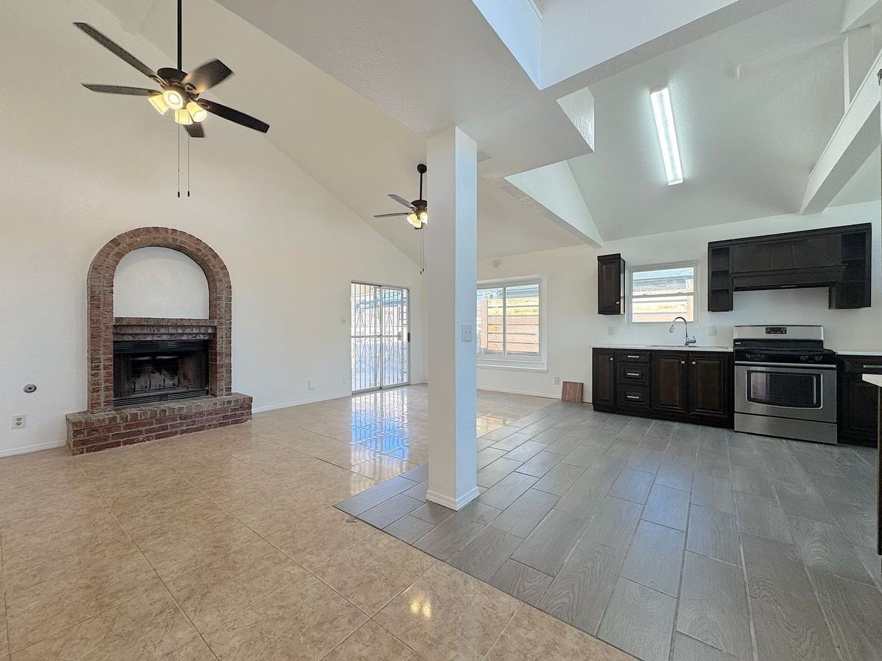 10613 Obsidian St - Photo 4 of 22