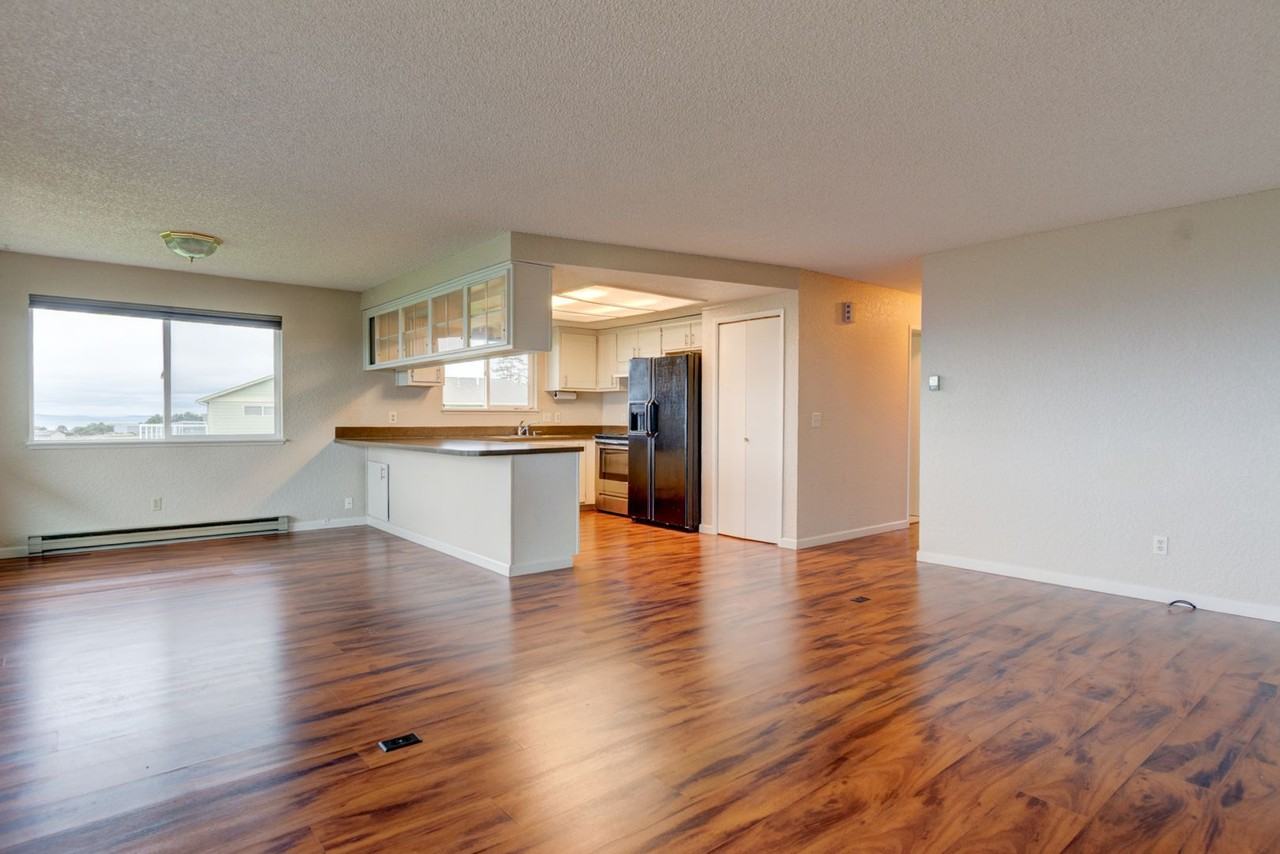 734 El Cine St - Photo 6 of 25