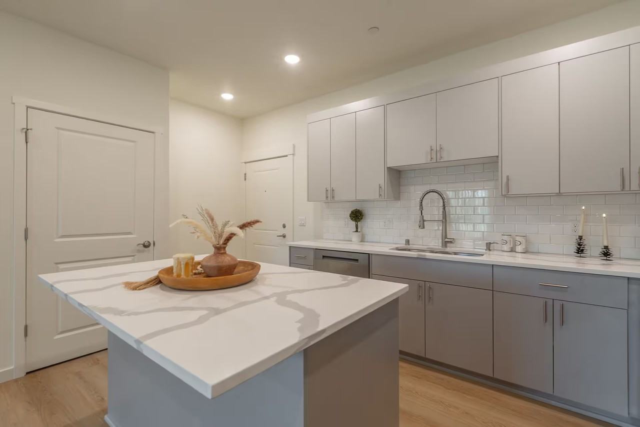 Urban 33 - Photo 4 of 50