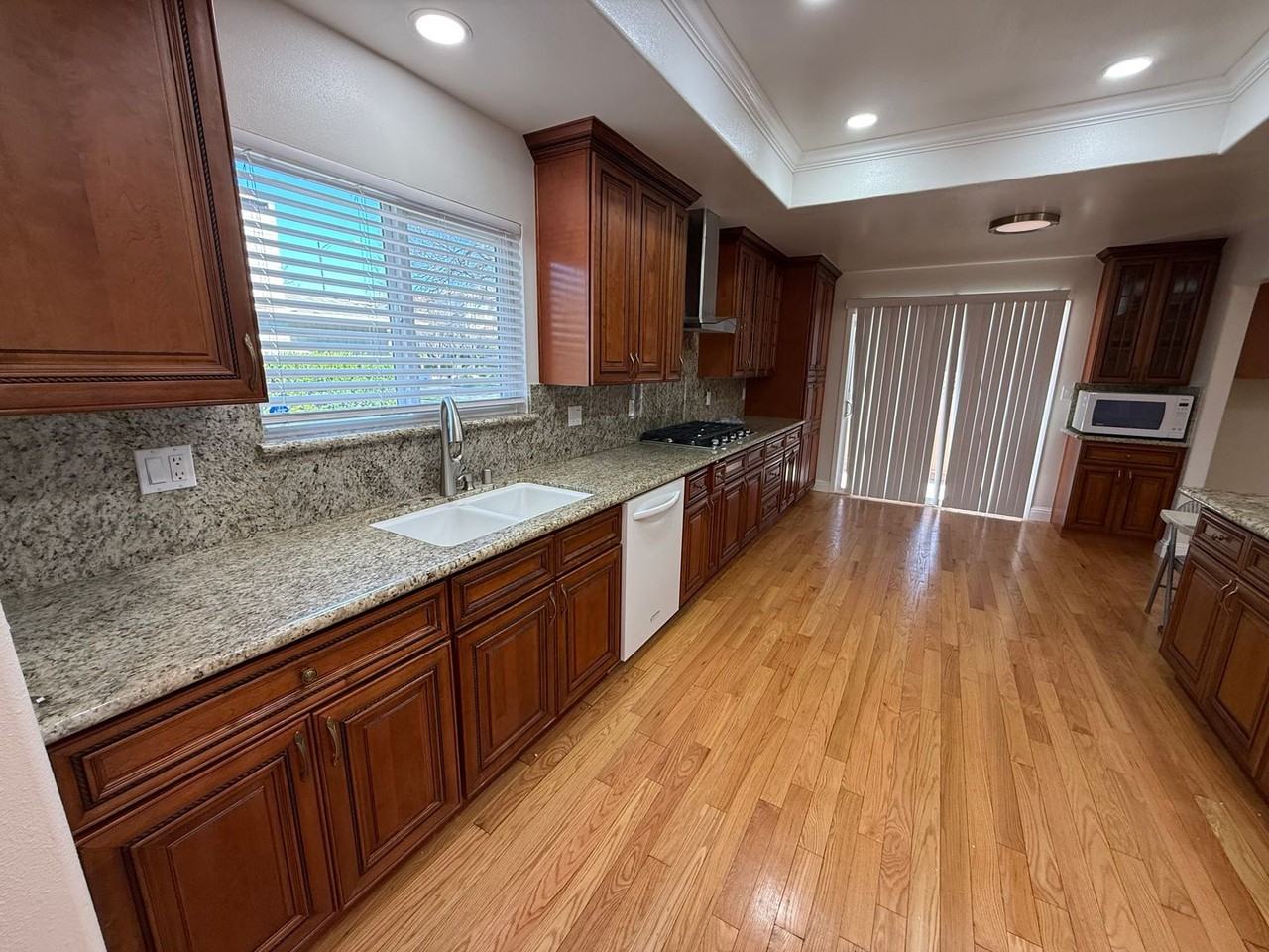 1327 Essex Way - Photo 3 of 9