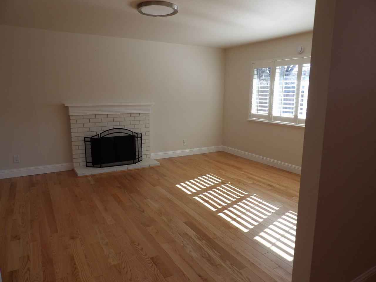 1327 Essex Way - Photo 4 of 9