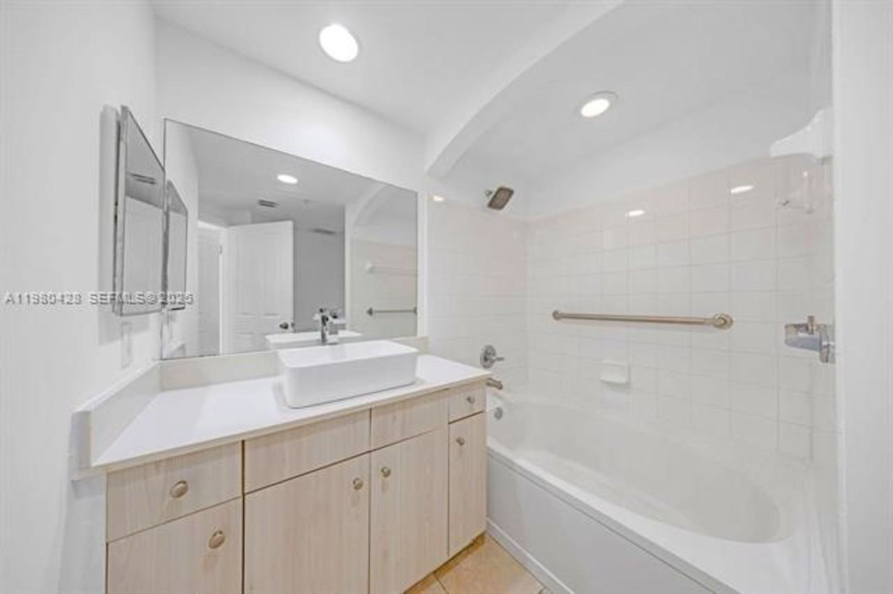 9172 9172 Collins Ave appt 212 #212 - Photo 4 of 26