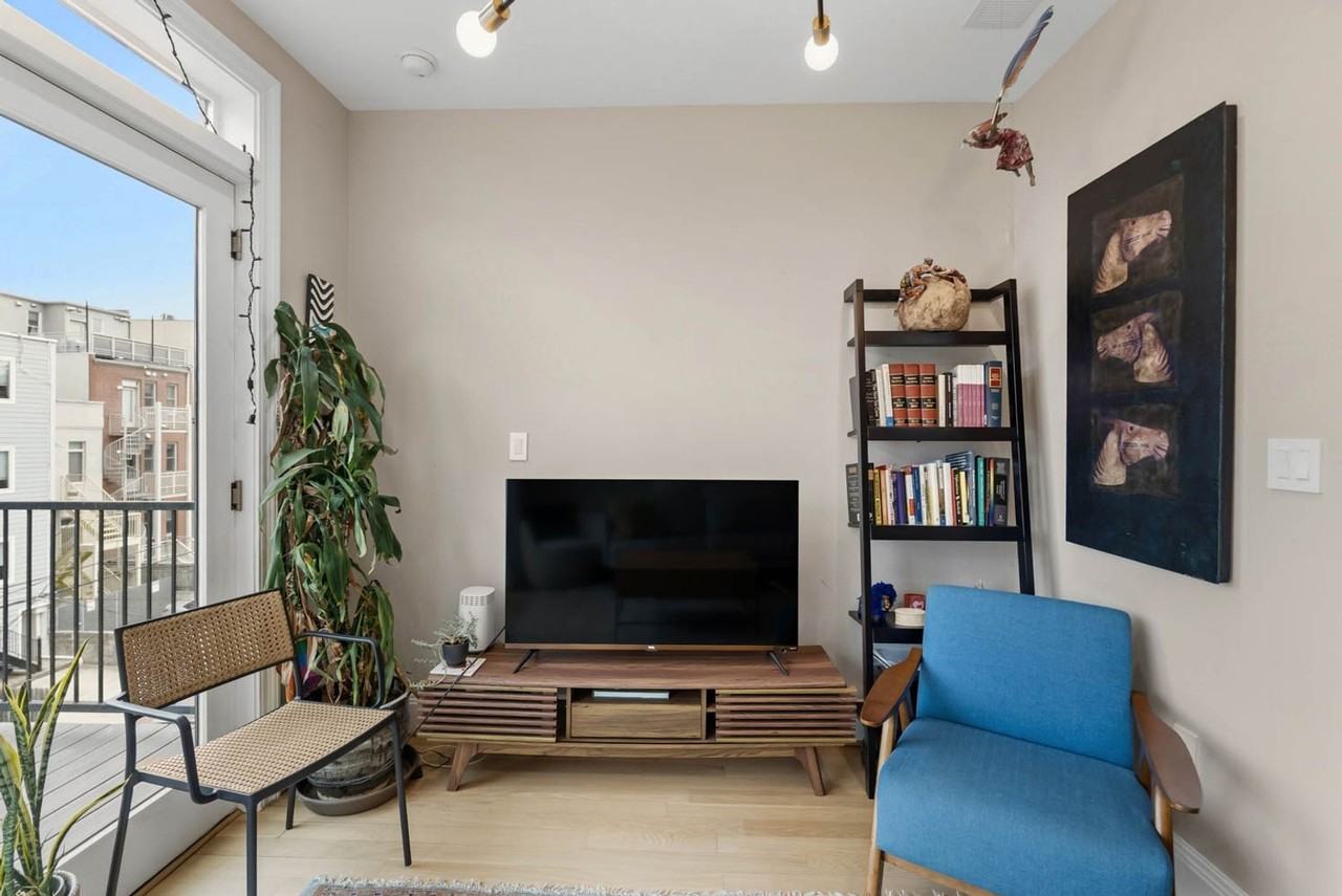 1110 5th St Nw #4 - Photo 5 of 24