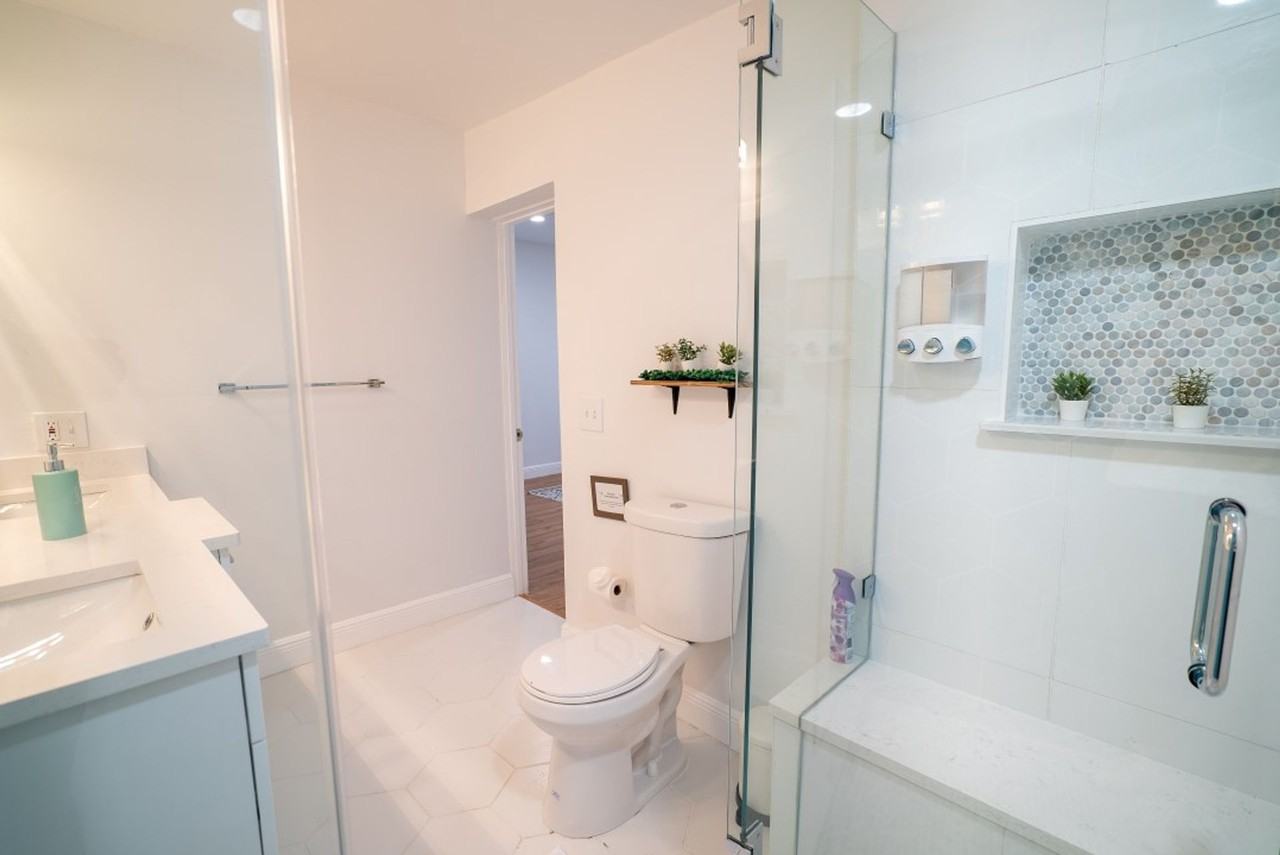 Beautiful Spacious Stylish near Busch Gardens at Crenshaw - Photo 3 of 34