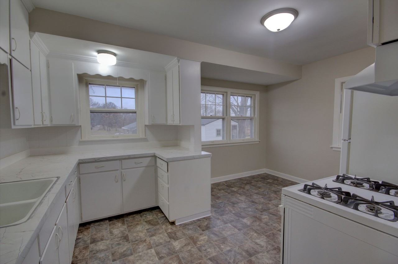 1118 E 29th St - Photo 5 of 28