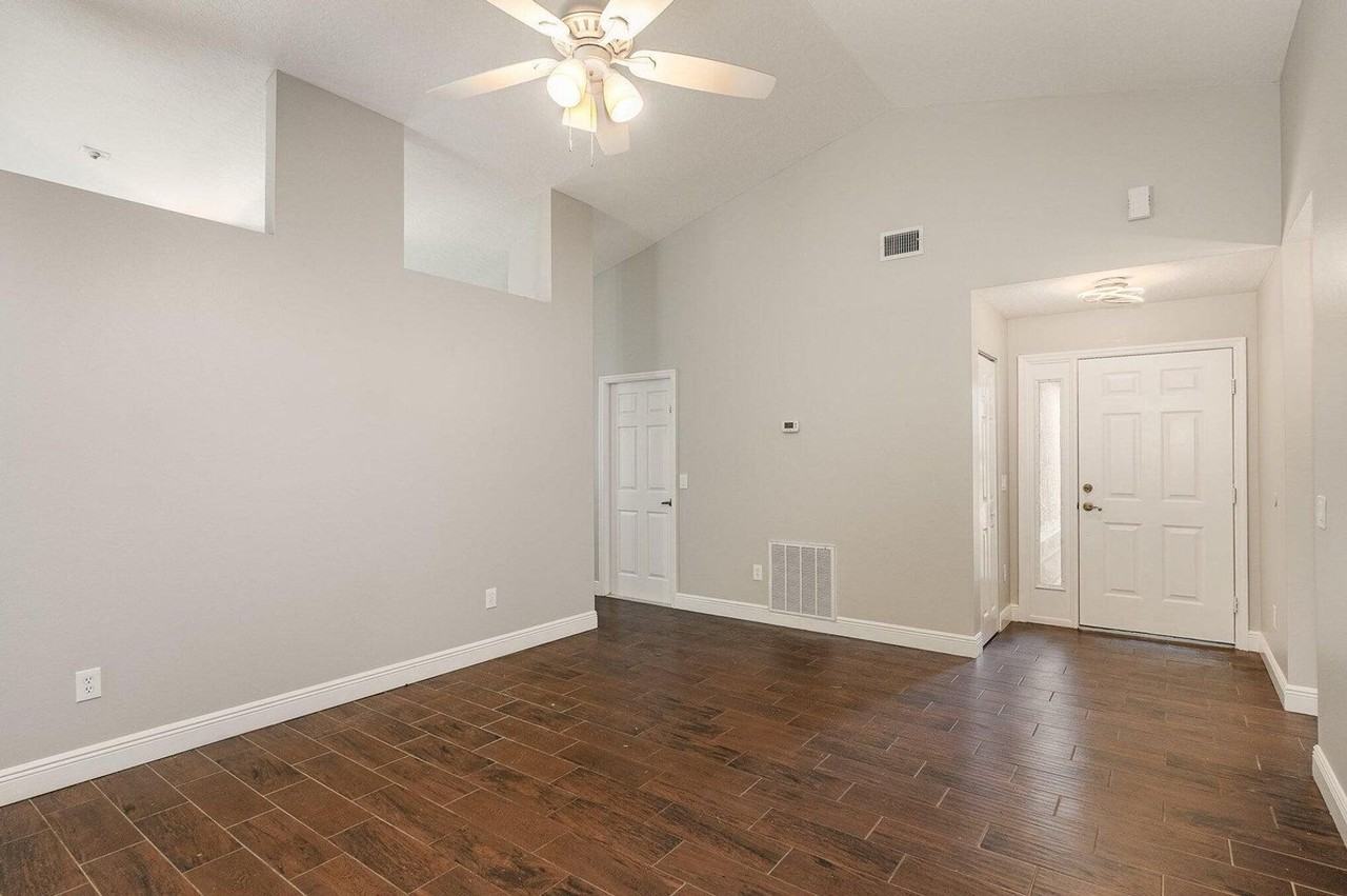 513 Oak Mont Pl - Photo 2 of 14