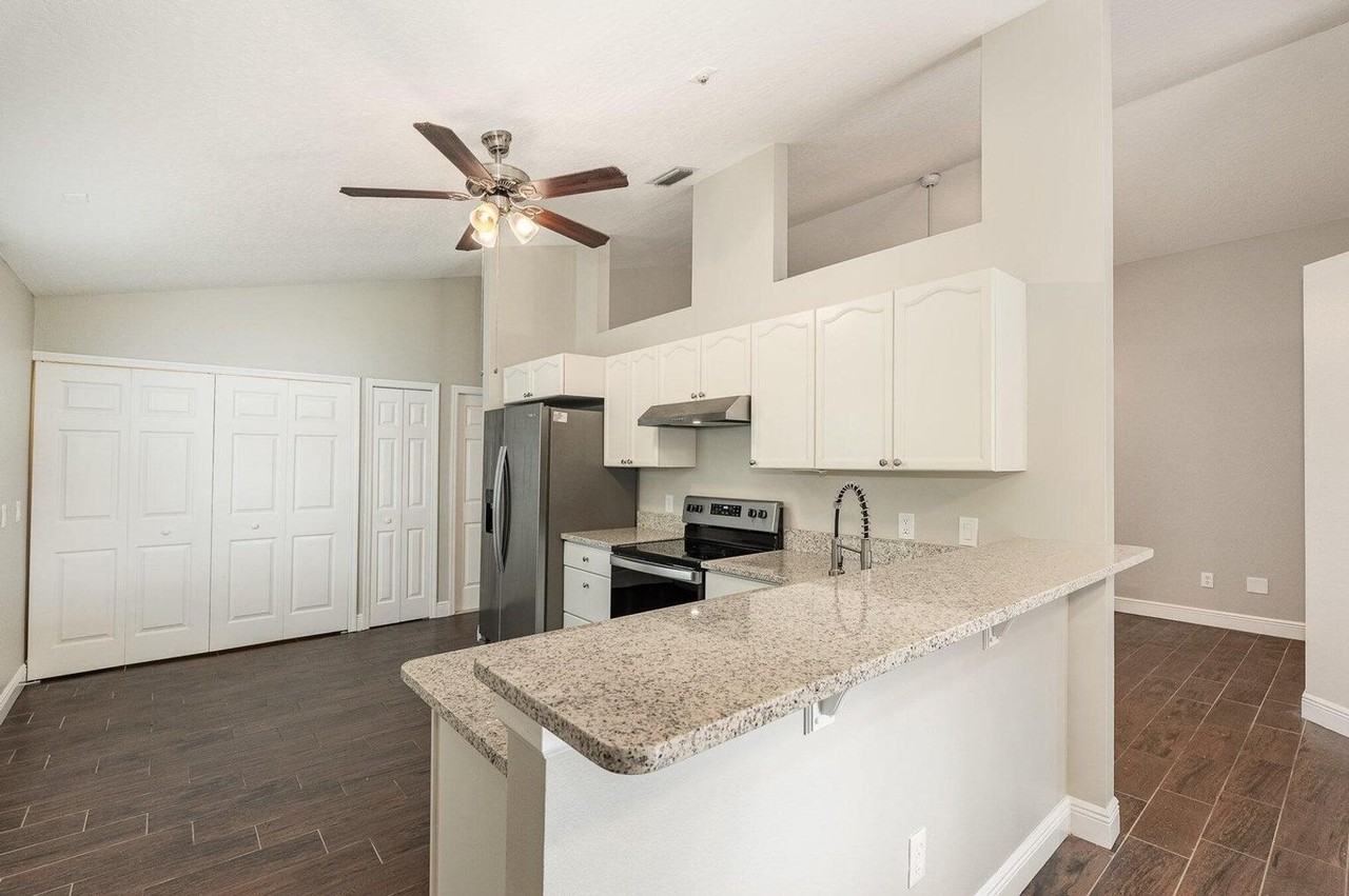 513 Oak Mont Pl - Photo 5 of 14