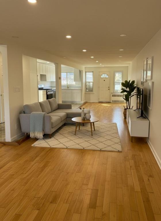 1824 Rockaway Pkwy - Photo 3 of 18