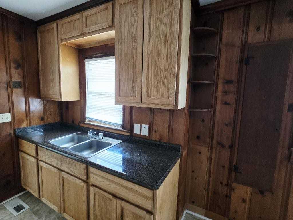 305 N Grimes St - Photo 5 of 14