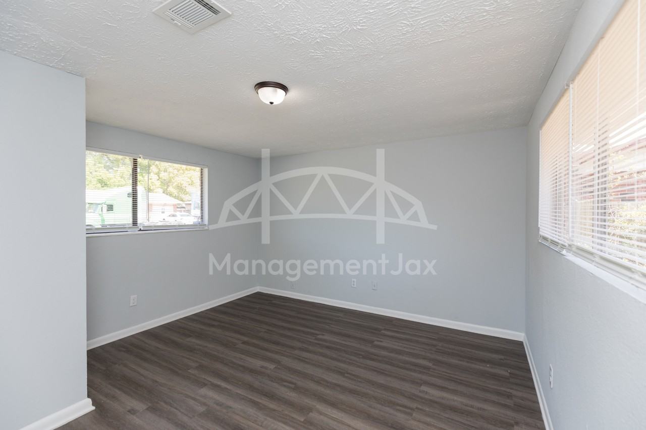 4452 Bedivere Rd - Photo 3 of 15