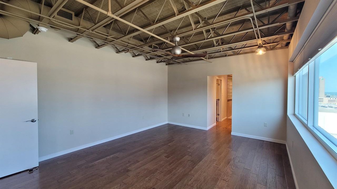 901 N Upper Broadway St #1 - Photo 5 of 31