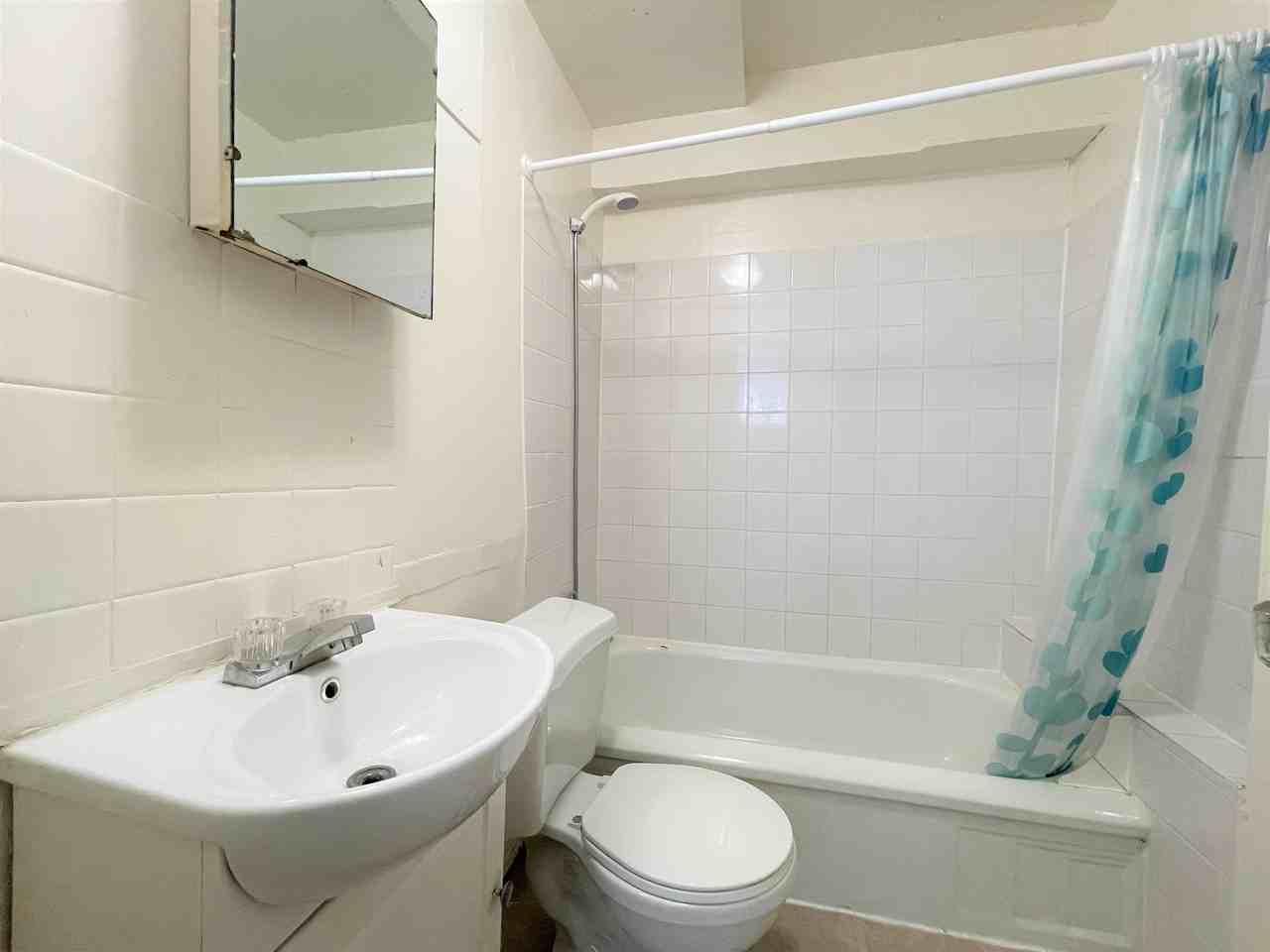 Modern - Photo 3 of 4