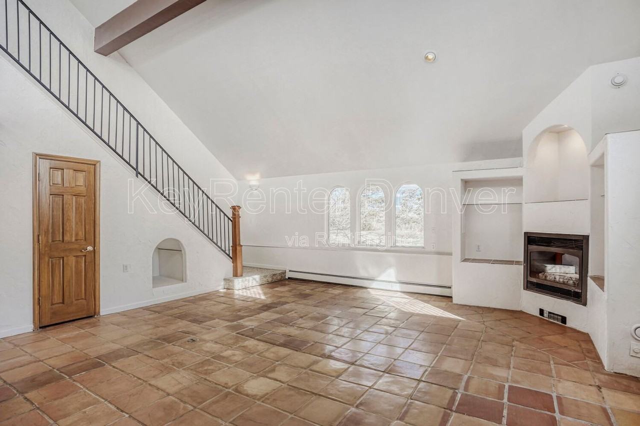 990 Beech St - Photo 5 of 34