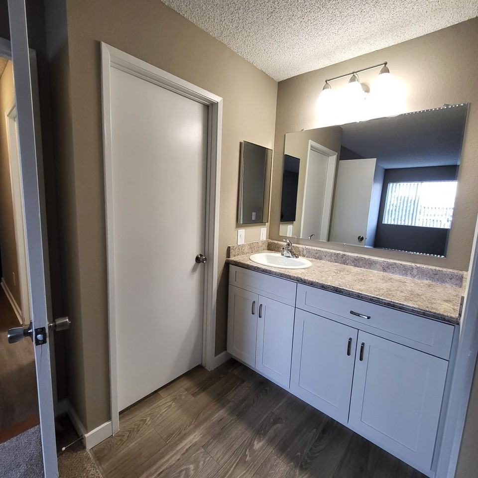 652 Moss St - Photo 4 of 28