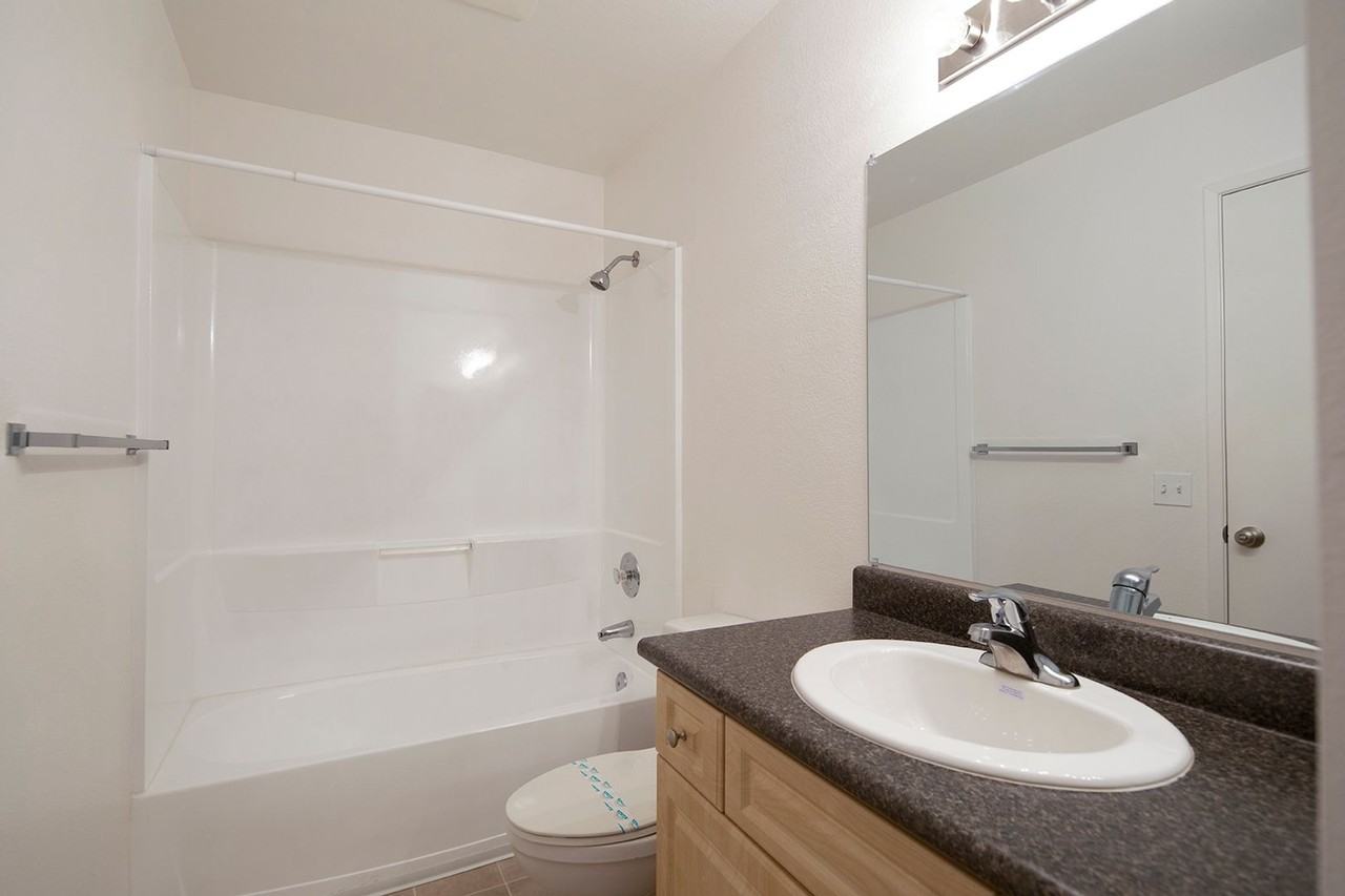 652 Moss St - Photo 5 of 28