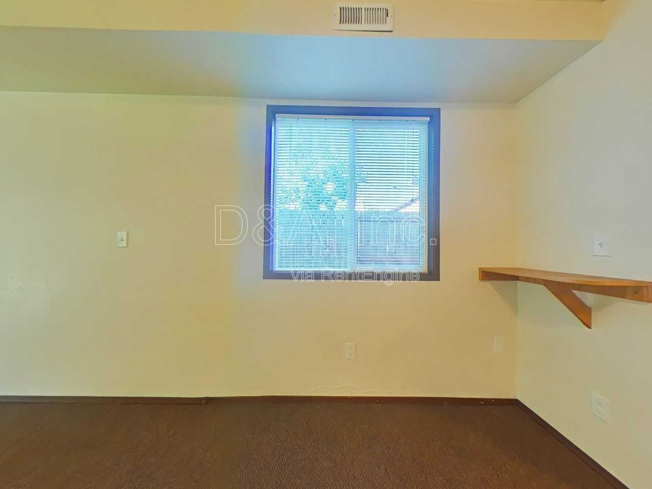 437 Nw 15th St - Photo 3 of 12