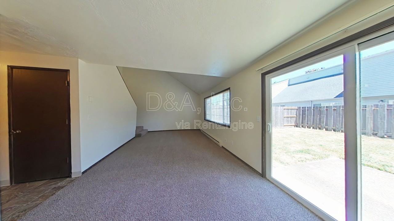 943 Nw 27th St - Photo 2 of 9