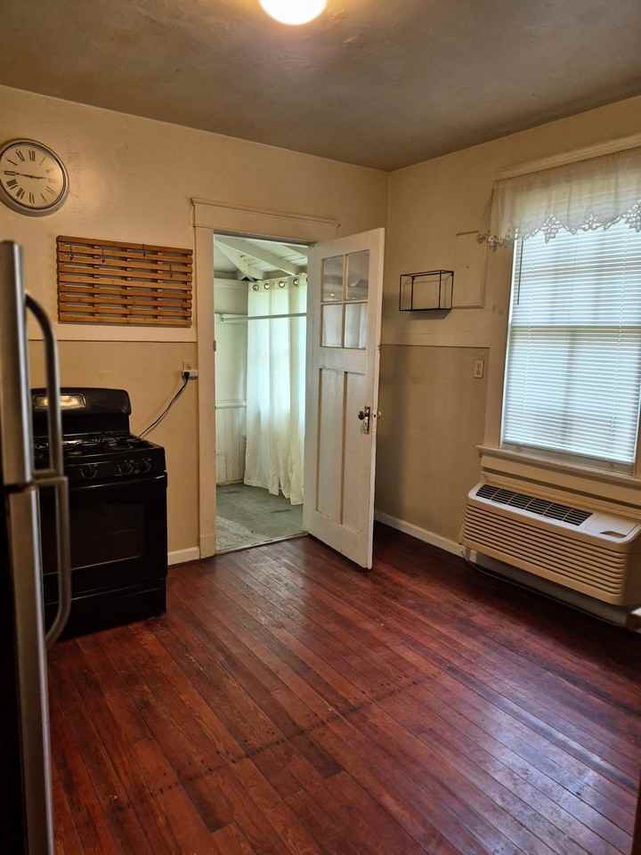 2737 Wisteria St - Photo 2 of 19