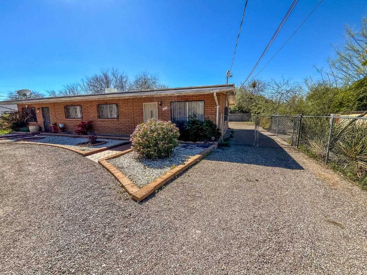 1239 N Alamo Ave - Photo 2 of 15