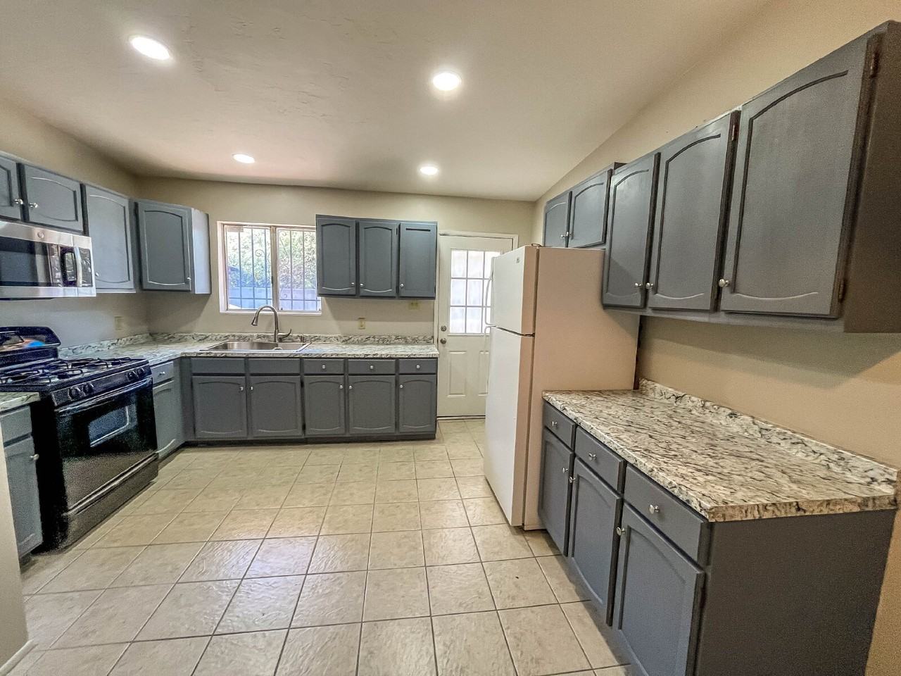 1239 N Alamo Ave - Photo 6 of 15