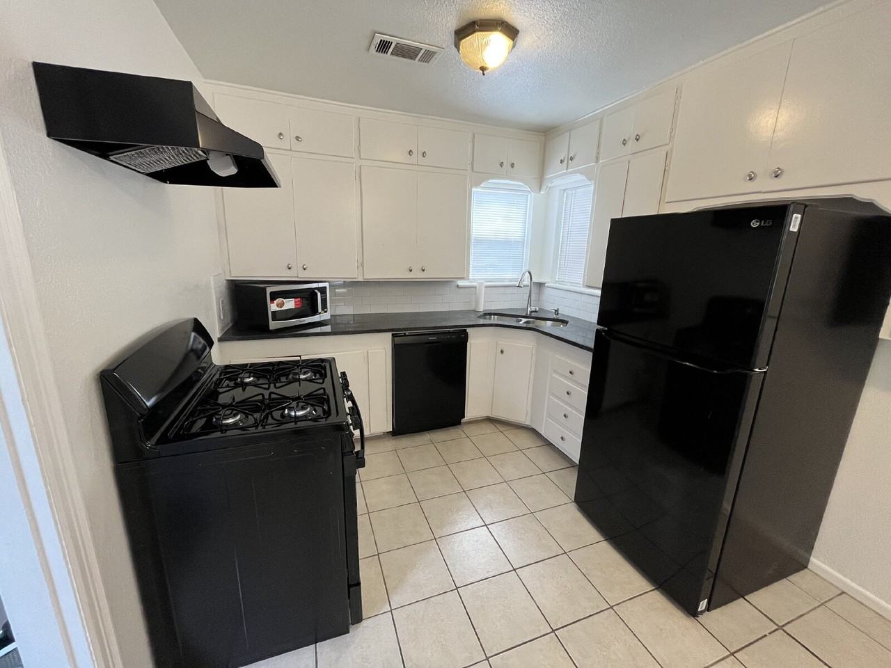 3404 30th St - Photo 3 of 13