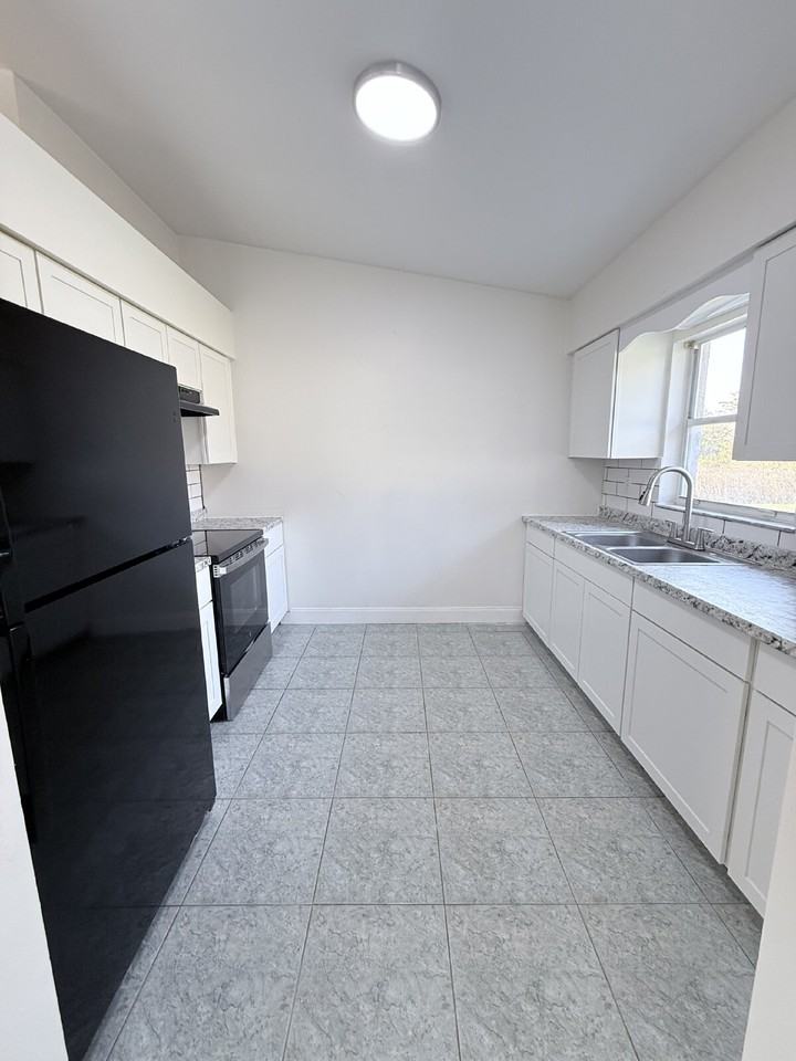 4724 Manatee Dr - Photo 6 of 27