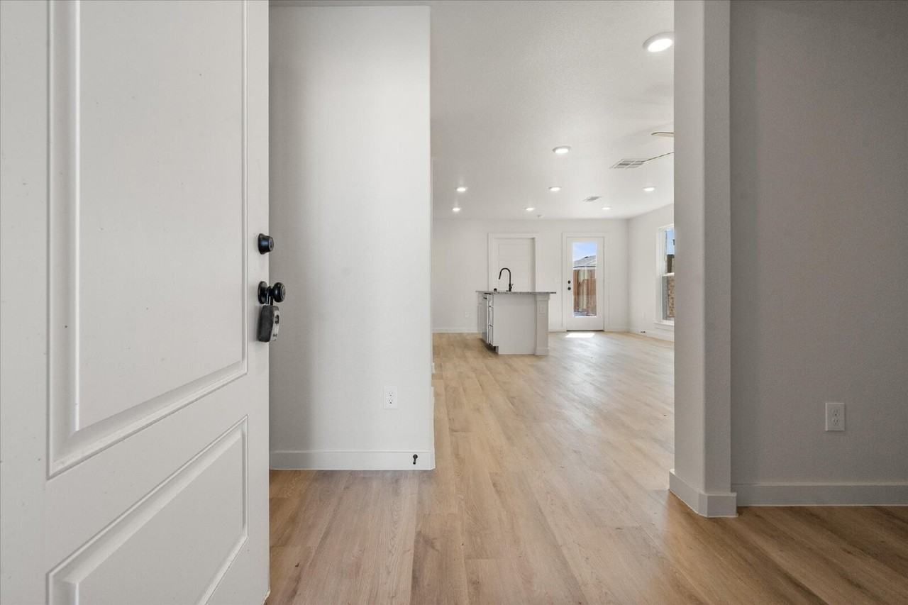 8319 24th St - Photo 3 of 21