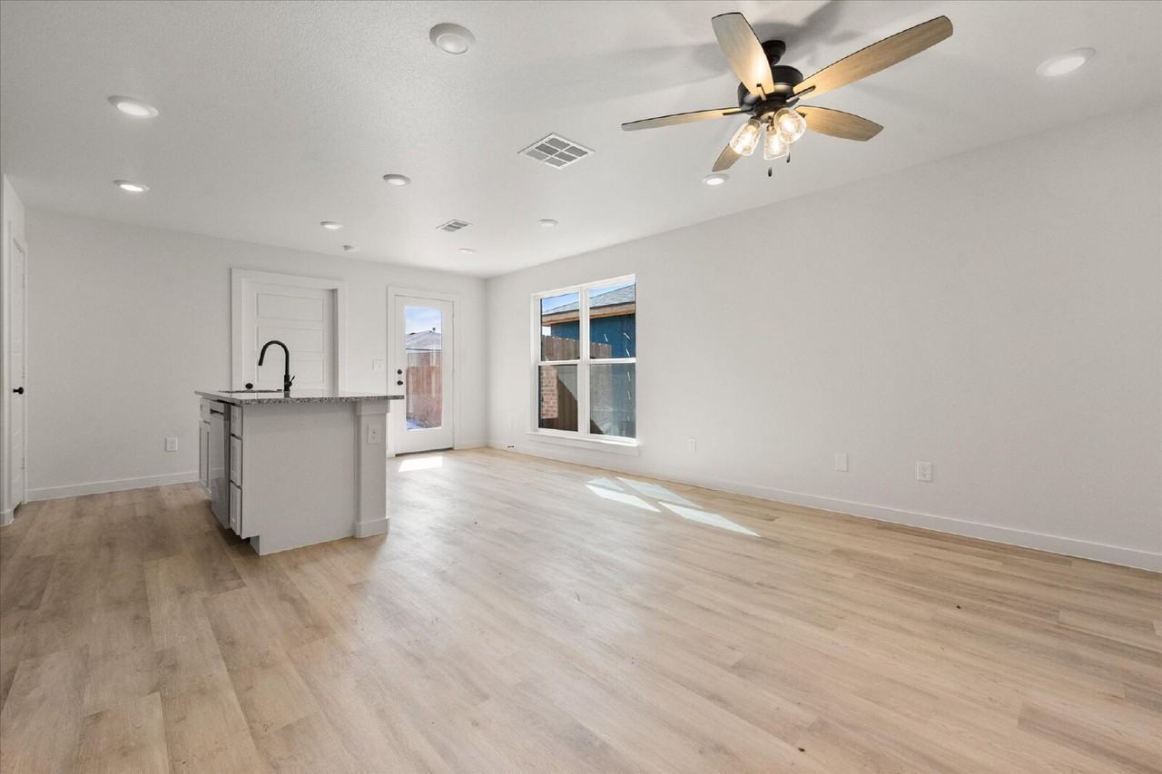 8319 24th St - Photo 6 of 21