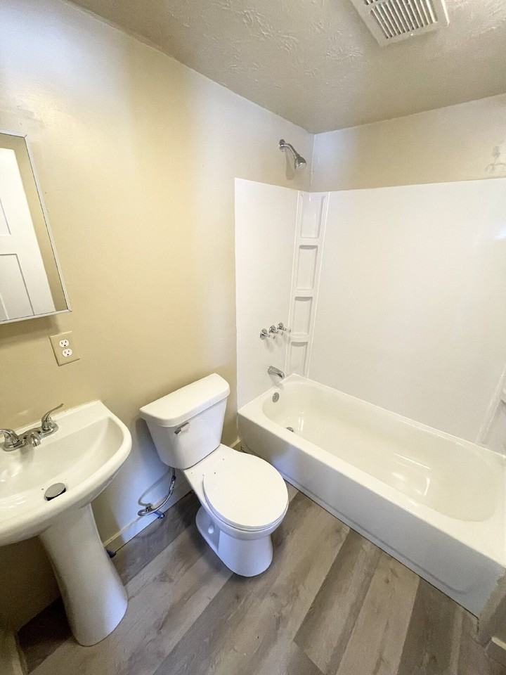 1230S S Chester Ave - Photo 3 of 8