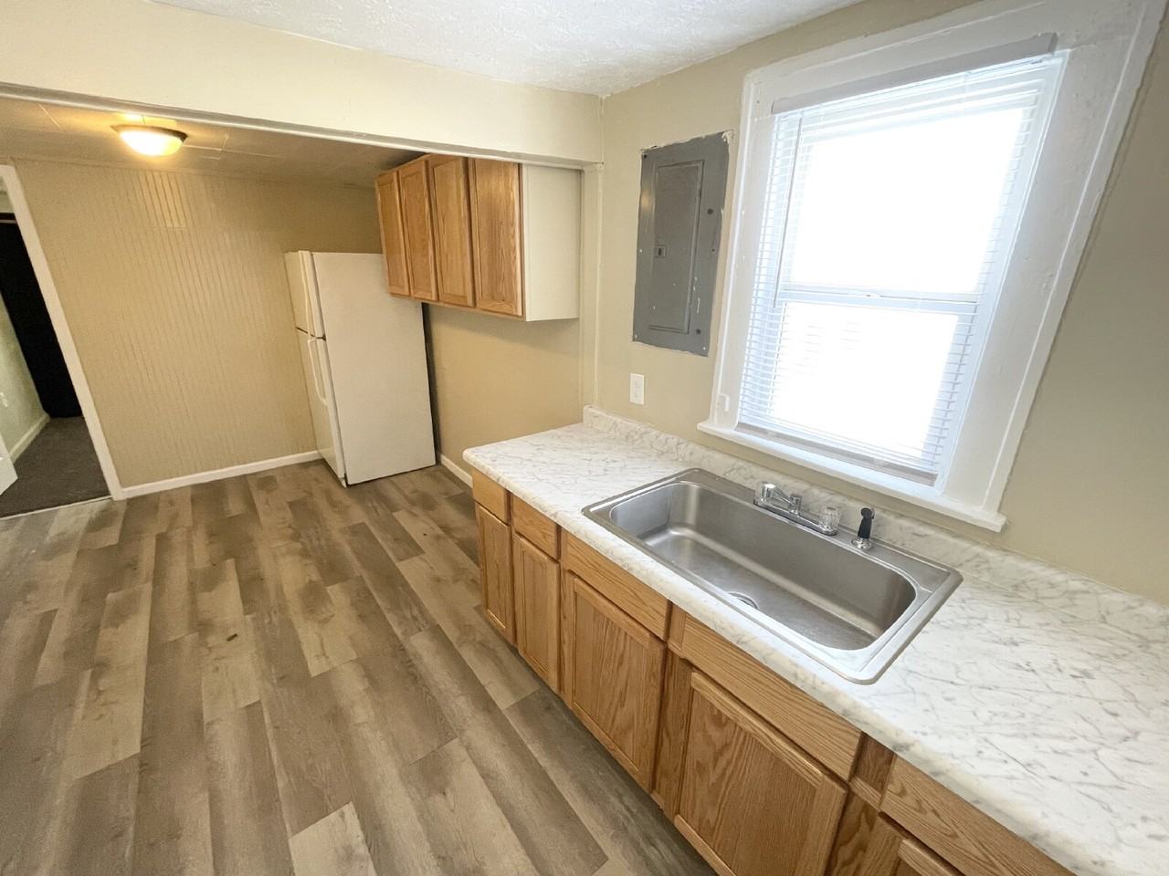 1230S S Chester Ave - Photo 4 of 8