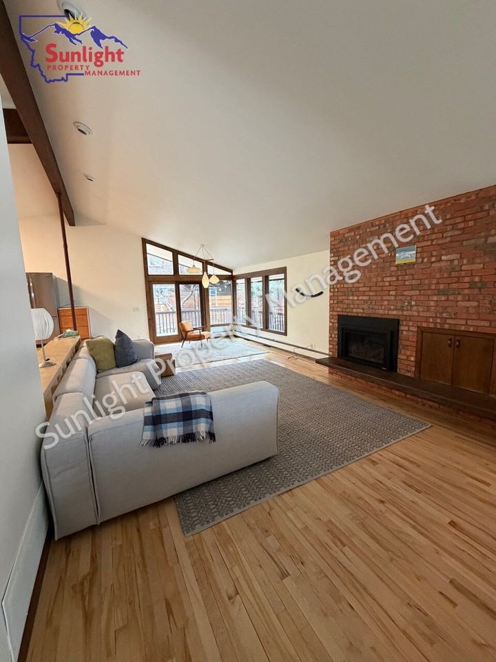 2127 Fairview Pl - Photo 6 of 34