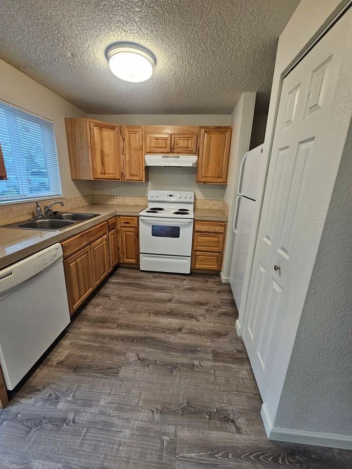 HIlltop Manor - Photo 4 of 8