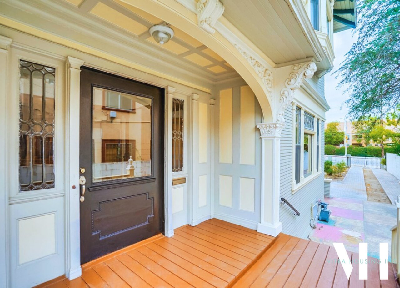 Expansive Six Bedroom House Steps from USC Campus! - Photo 2 of 11