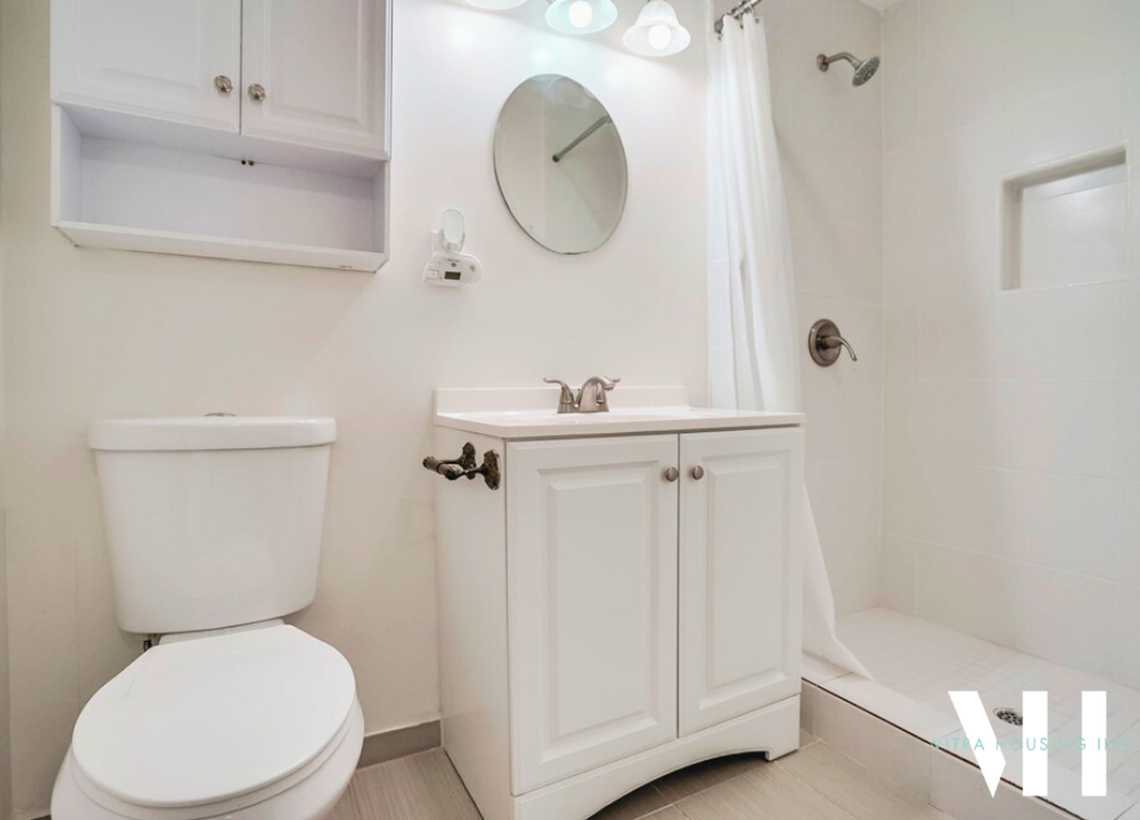 Expansive Six Bedroom House Steps from USC Campus! - Photo 3 of 11