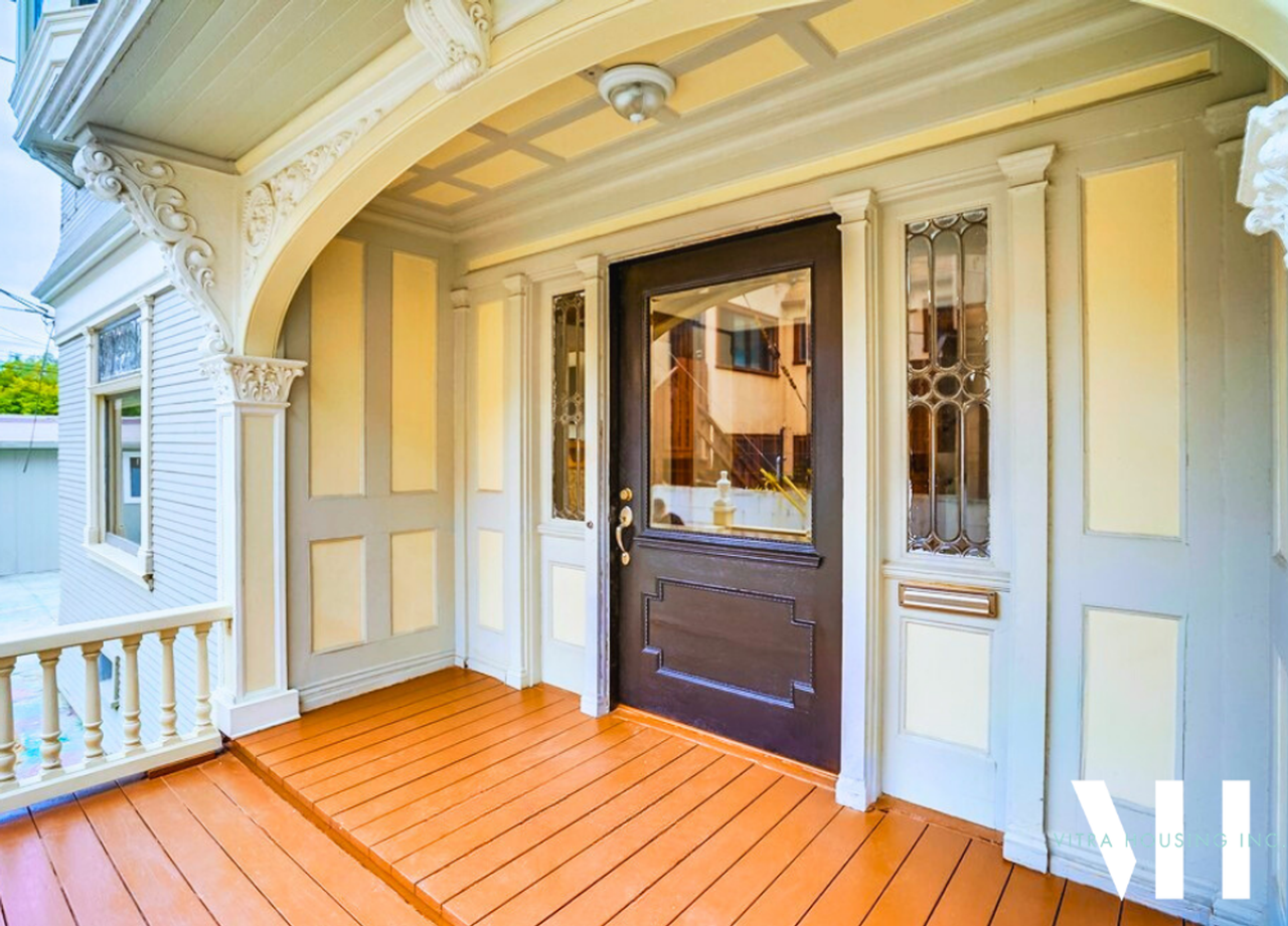 Expansive Six Bedroom House Steps from USC Campus! - Photo 4 of 11