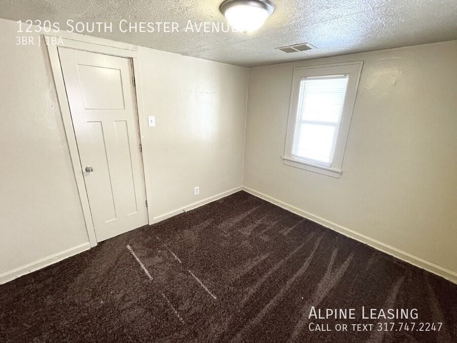 1230S S Chester Ave - Photo 3 of 8